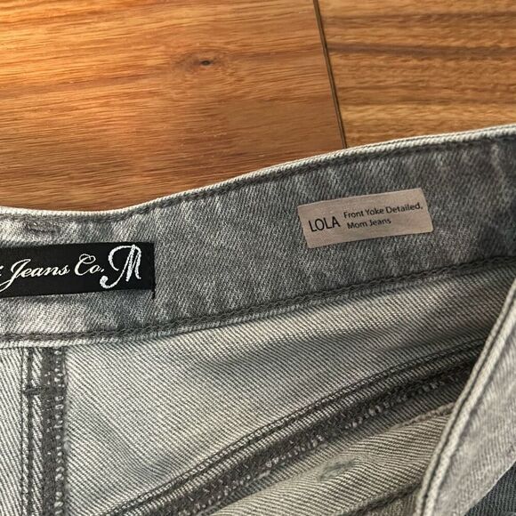 Mavi jeans loose fit Lola‎ mom jeans front yoke design on a gray wash denim - Picture 6 of 11